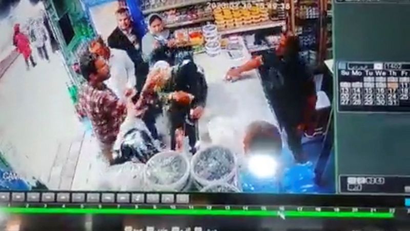Инцидент в Иране: мужчина облил женщин йогуртом в магазине
