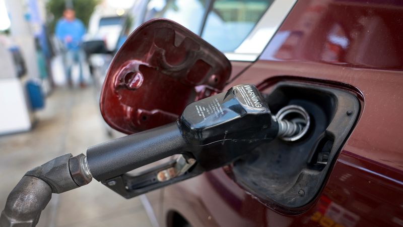 Как неожиданное сокращение добычи нефти ОПЕК влияет на цены на бензин